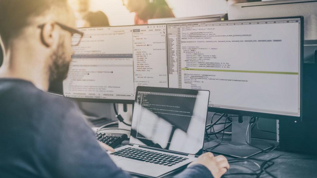 Apple, Google, Microsoft, Amazon Engineer Salaries Stay Competitive