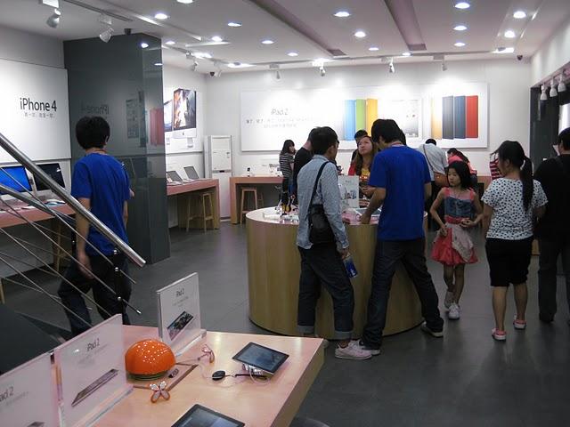 inside-fake-apple-store-in-china.jpg Main image of article Apple Fake Store Show Up In China