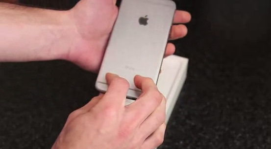 Screen-Shot-2014-09-23-at-10.19.01-AM.png Main image of article Watch This iPhone 6 Unboxing Go Totally Weird
