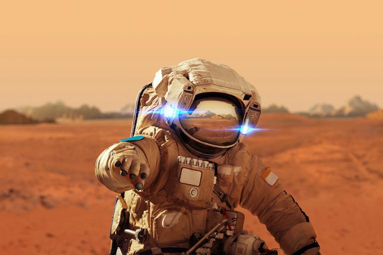 shutterstock_532139260.jpg Main image of article Weekend Roundup: Former Zappos CEO Dies; Musk's Mars Date