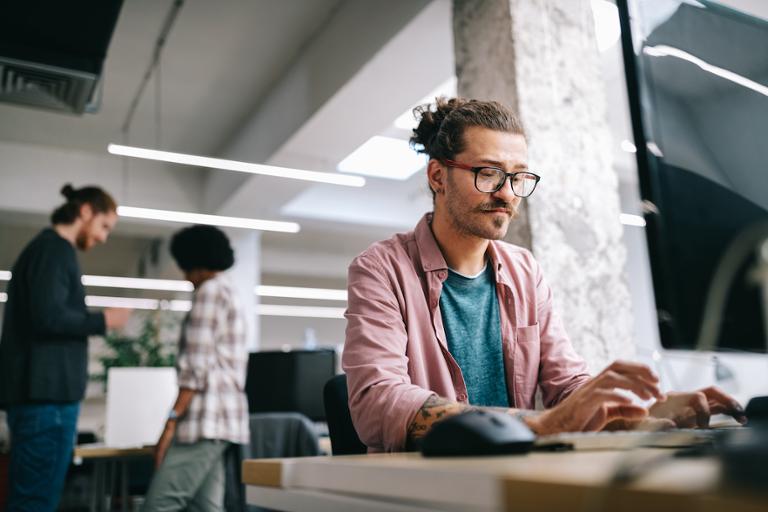 shutterstock_1823014802.jpg Main image of article Gen Z Workers Want Hybrid Work... and They're Willing to Jump Jobs