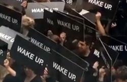 Go to article RIM's Apple Store 'Wake Up' Flash Mob Was Just Silly