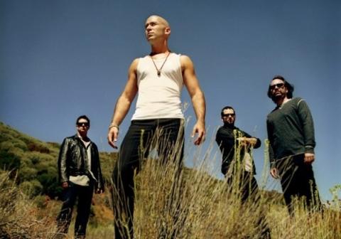 Go to article Lightning Crashes: '90s Band Live Does Data Centers